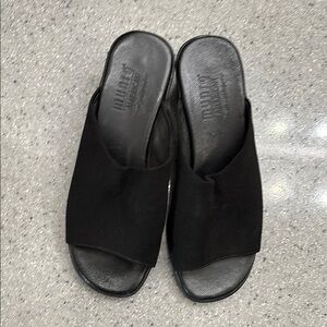 Munro Black Sandals Modern Minimalist Design